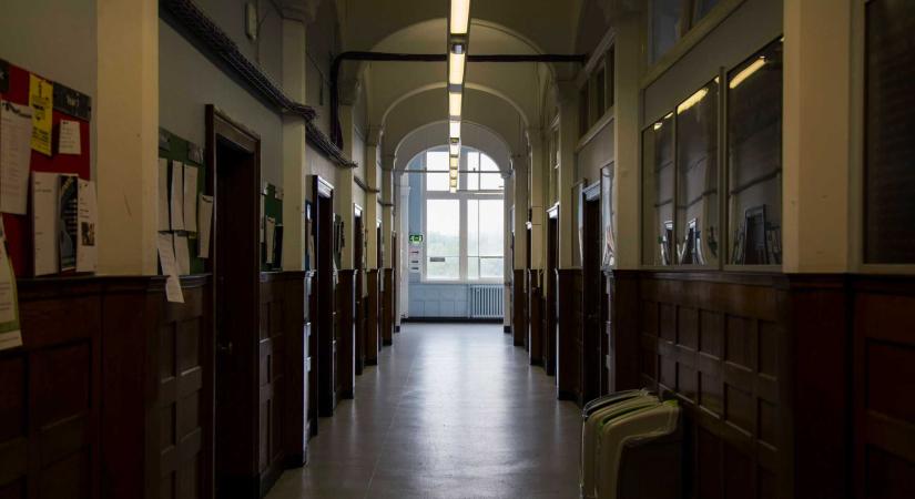 Őrizetbe vettek egy tanárt, aki megcsókolt az iskolában egy 13 éves diáklányt – A prefektus intézkedéseket ígér