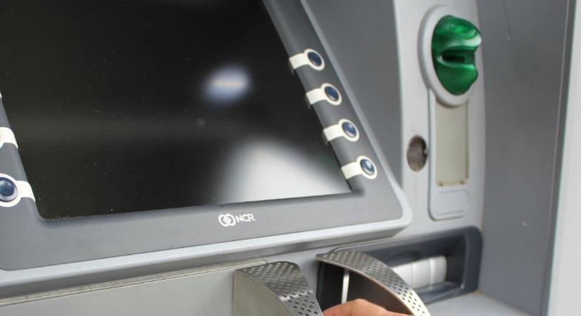 Ennyire emelkedik az ingyenes készpénzfelvétel az ATM-eknél