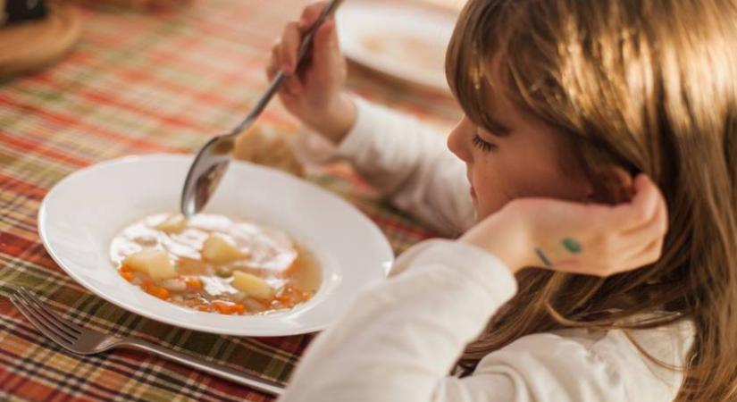 Nem eszi a levest a gyerek? 3 kreatív ötlet, amivel jobban fog csúszni