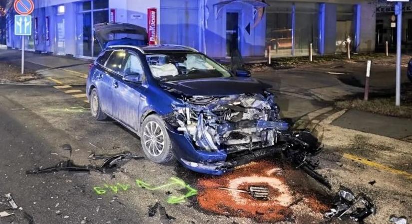 Audi versenyzett BMW-vel a belvárosban, csúnya baleset lett a vége – fotókkal