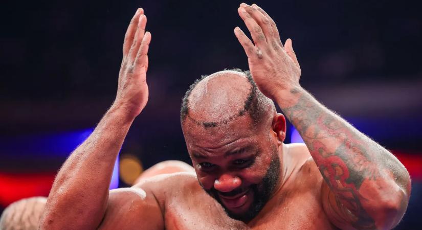 Rajta röhög az egész világ: egy ütés, és repült a bokszoló parókája – videó