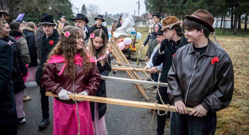 Rönkhúzással mutattak utat a télnek – rengeteg fotó!