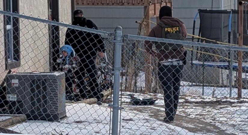 A bíróság elrendelte a minnesotai bevándorlási razzia után őrizetbe vett 5 éves fiú és apja szabadon bocsátását