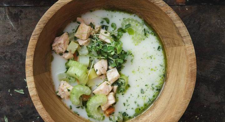 Laktató, krémes lazacleves: felmelegít a hideg téli napokon