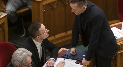 Rogán már csak 25 milliót kap havonta a találmányáért, Szijjártó 30 millióval tartozik a szüleinek