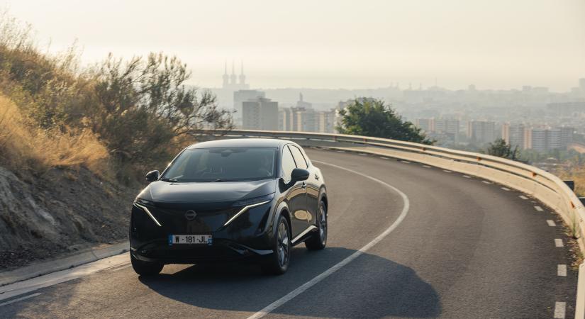 Kábel nélkül, ingyen feltölti magát ez a villanyautó