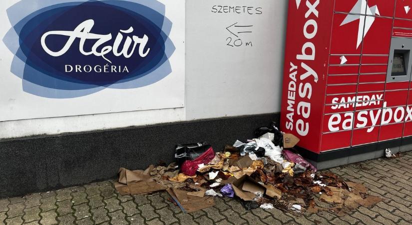 Mindenki másra mutogat: szemétben úszik a szegedi csomagautomata környezete