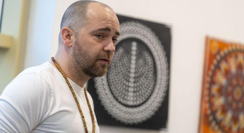 "A művészet belső világunk kifejezése" - vallja a benzinkutasból lett mandalafestő