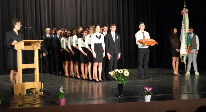 Meghitt pillanatok, de ez még nem a végső búcsú - képeket hoztunk a zalai szakképző szalagavatójáról (galéria, videó)