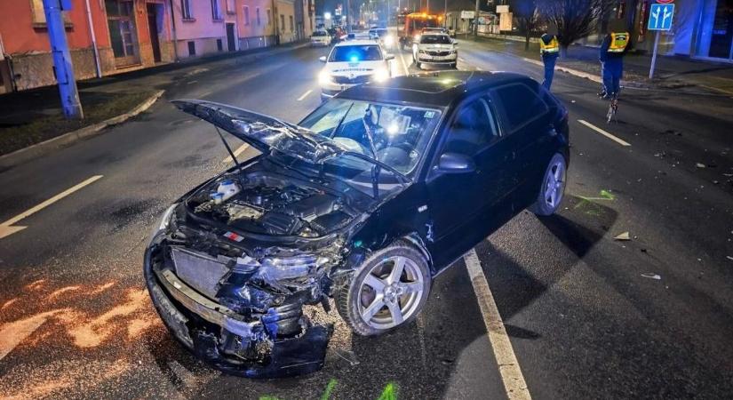 Versenyezhetett az Audi a BMW-vel, a durva karambol után a két "bátor" sofőr eliszkolt