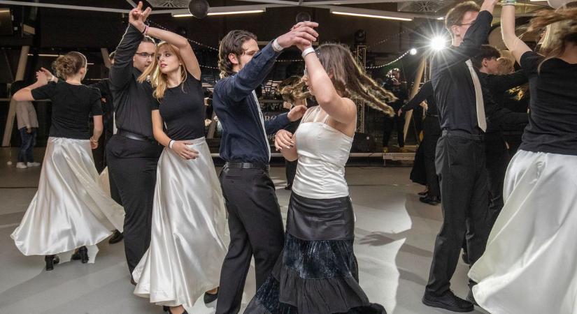 Hatalmasat buliztak a fiatalok a Városi Diákbálon (galéria)