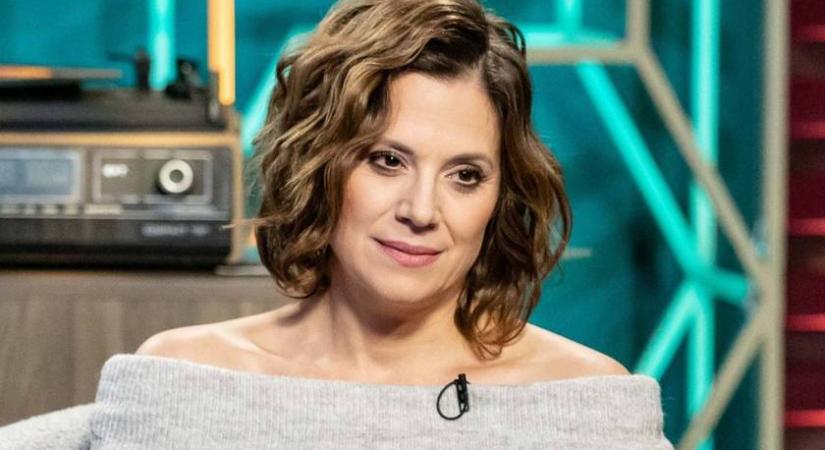 Szinetár Dóra rövid, szőke, frufrus frizurával: rá sem ismerni így