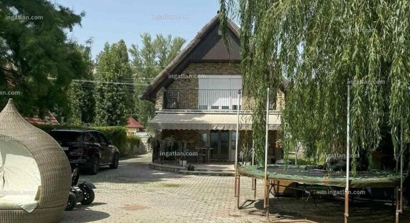 Saját strand, luxus és panoráma – Ritka gyöngyszemet árulnak Balatonkenesén (galéria)
