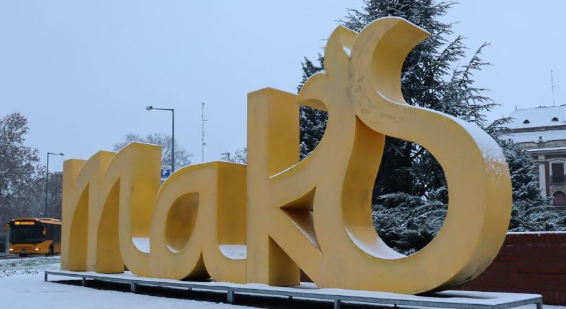 Minden megváltozott körülötte, ő mégis száz éve ugyanott áll a makói főtéren