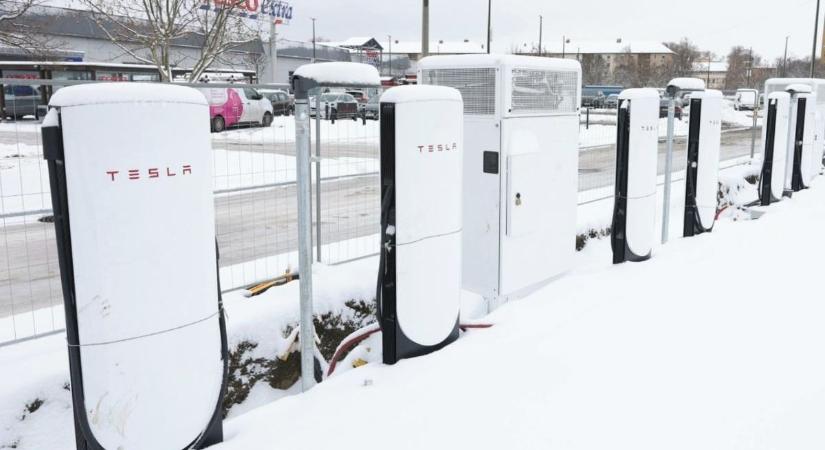 Használható a vadiúj töltőállomás Szegeden – ennyibe kerül egy töltés