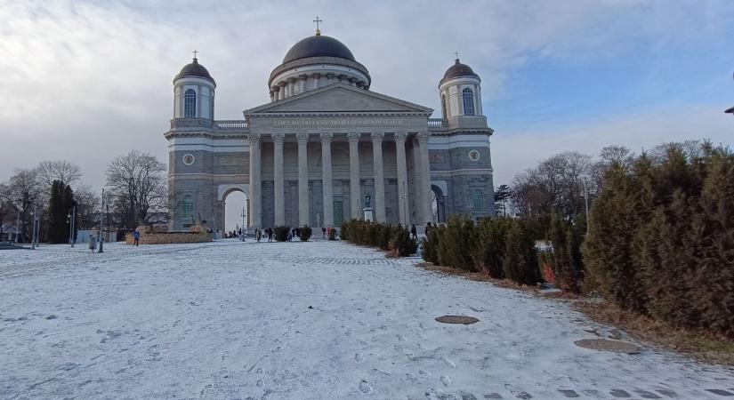 Délben megszólal Esztergom jelképe: videón a Bazilika harangszója