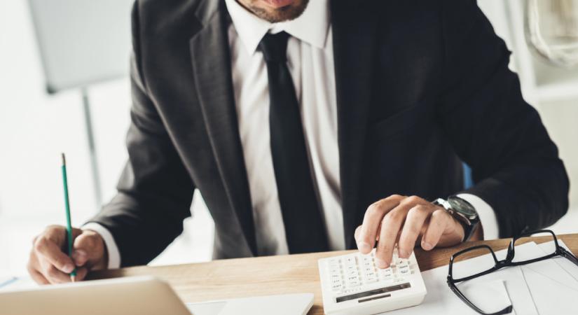 Elszabadulnak a számlaköltségek: több banknál is jön az emelés