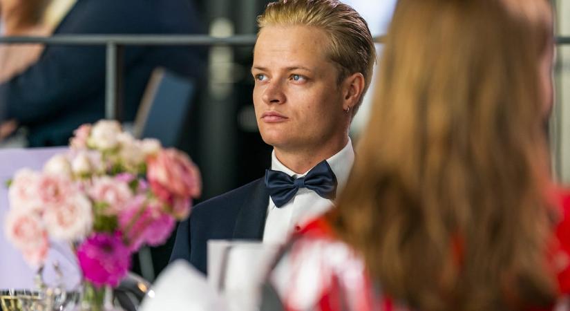 Nemi erőszakkal vádolják a norvég koronahercegné fiát, kezdődik a büntetőper