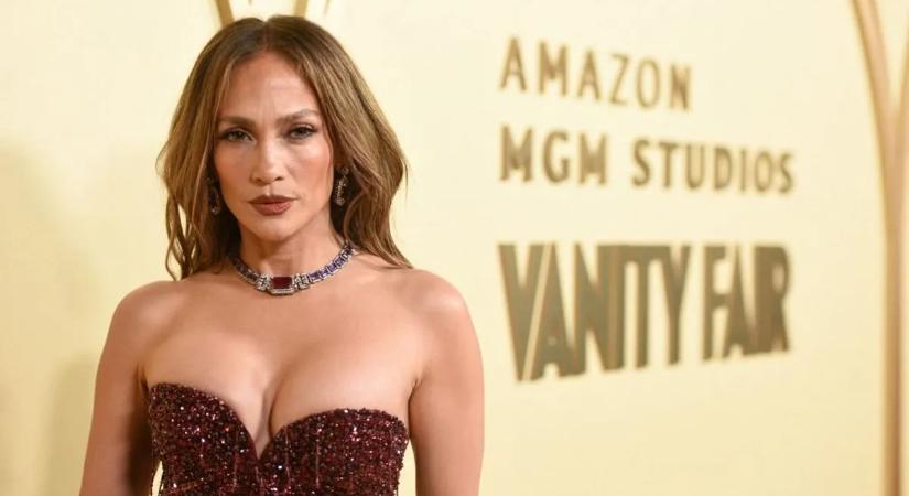Ezt látni kell: Jennifer Lopez csipkés ruhában villantott