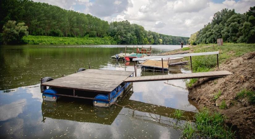 Nagy utat tett meg az elszabadult stég a Tiszán, Szolnoknál sikerült megállítani