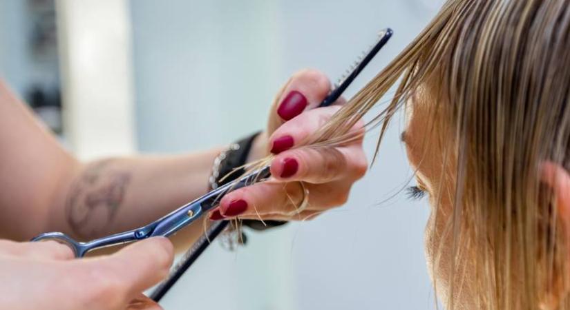 Gyönyörűen elrejti a ritkuló hajvonalat ez a vágástechnika: dúsabbnak tűnik tőle a frizura