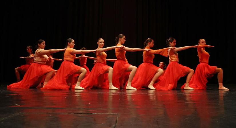 Annyian voltak kíváncsiak a Nita Dance Club bemutatójára, hogy duplázni kellett a produkciót