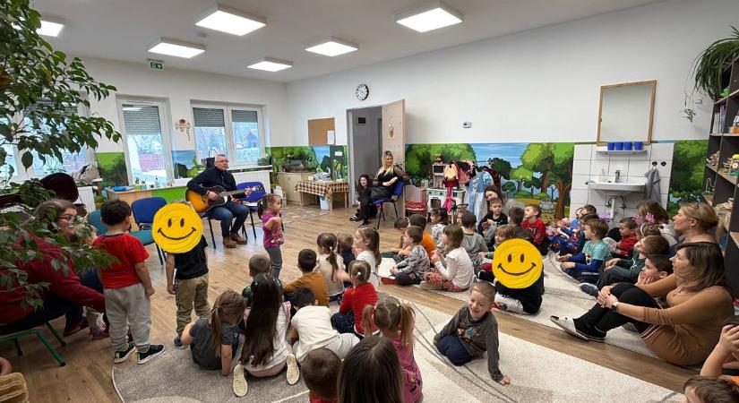 Gitárt ragadott Mártély polgármestere, az óvodások vele énekeltek