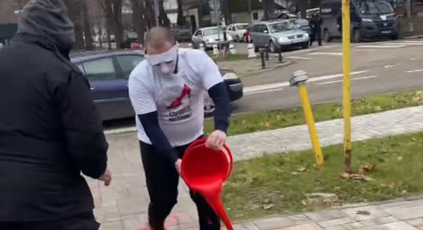 Maszkosok akarták festékkel leönteni a kúlai ellenzék aktivistáit (videóval)