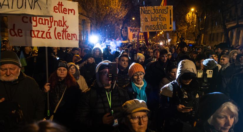 „Ne féljetek cigányok, megjöttek a magyarok!” – az Építési és Közlekedési Minisztérium előtt tüntettek szombaton