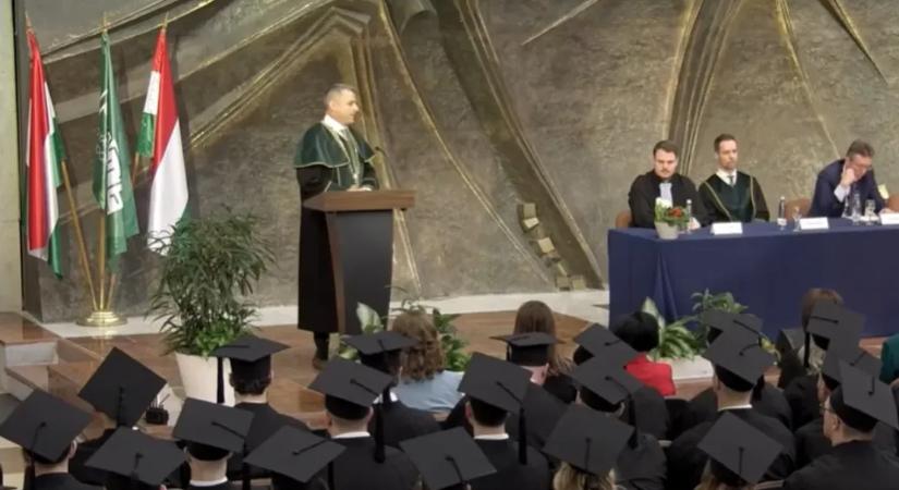Leszedette az uniós zászlókat az agrártudományi egyetemről a rektor
