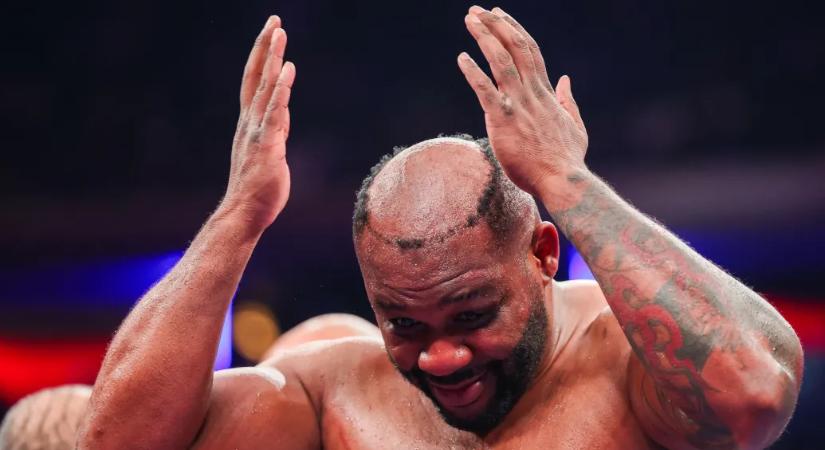 Leütötték a nehézsúlyú bunyós fejéről a parókáját