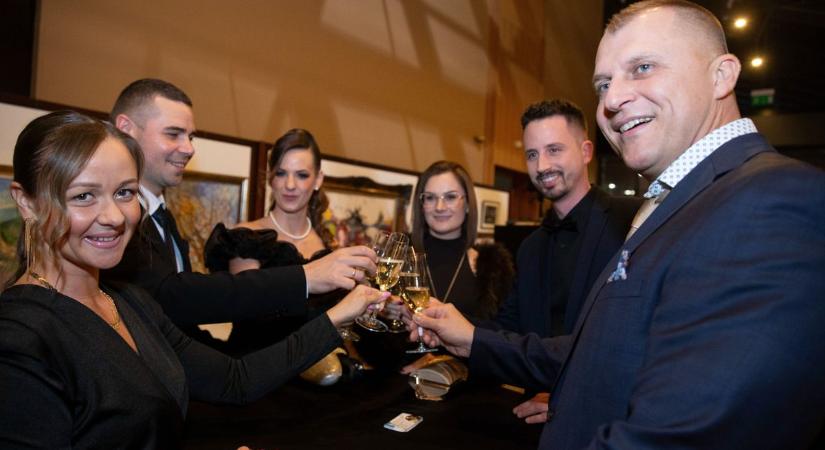 Segíteni gyűltek össze az üzleti élet szereplői a kecskeméti jótékonysági bálon – fotók, videó