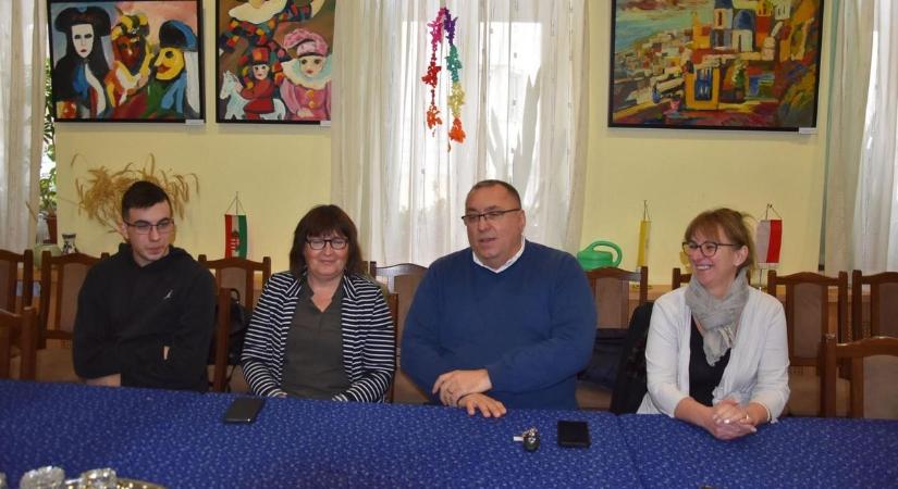 Különleges téglát adományoztak a kecskemétiek a téglamúzeumnak