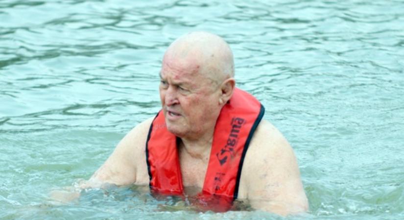 Ismét megmártózott a Tiszában a debreceni doktor