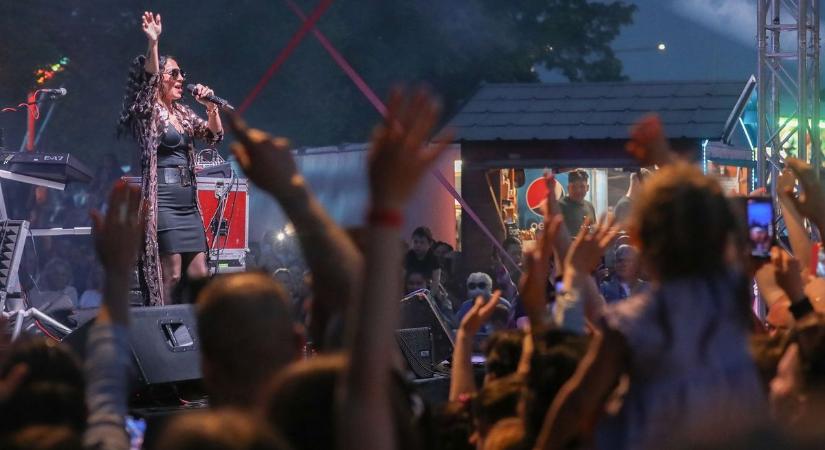 Fergeteges hangulat: Így buliztak Körmenden a Nótár Mary koncerten - videó