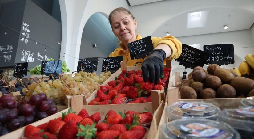 Sokan csak felszisszennek a piacon: meglepetést okoz az eper és az áfonya ára – VIDEÓ