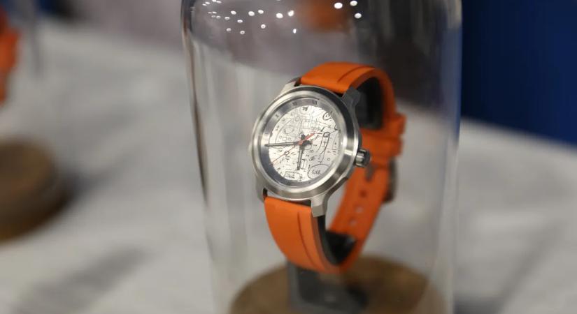 A pulcsi után itt az Orbán-firkás óra! Megtudtuk, ki kapta az első darabot belőle