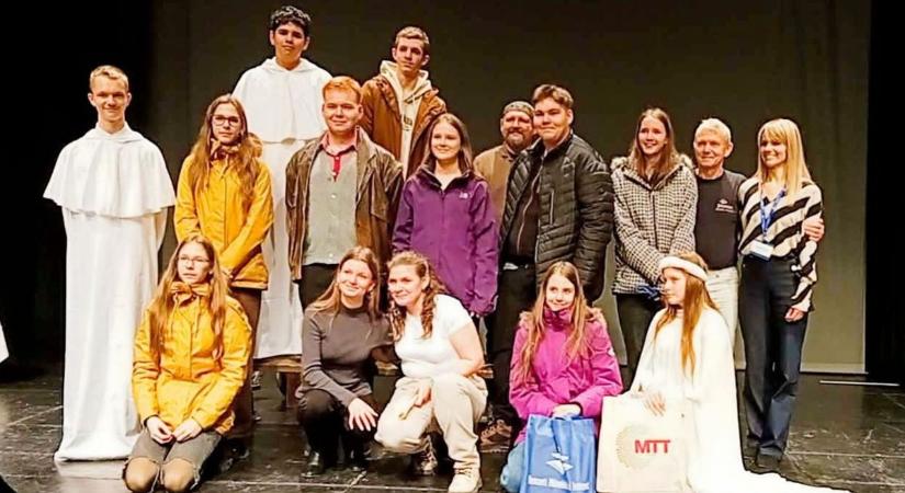 Káprázatos pillanatok a Nemzeti Színházban: a Perkátai Színjátszó Társulat lenyűgözte a közönséget