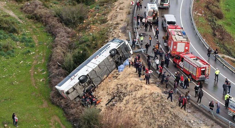 A csúszós út és a nagy sebesség okozott tragikus buszbalesetet