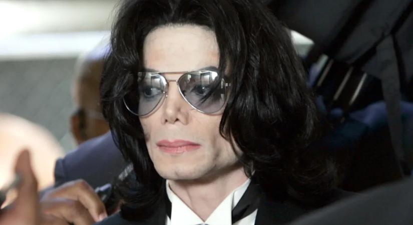 Michael Jackson egyszer arról beszélt, a gyerekek szeretik megölelni, és emiatt néha bajba kerül