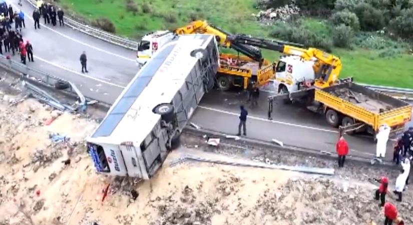 Videó: legalább nyolc ember meghalt egy törökországi buszbalesetben, miután a jármű megcsúszott a nedves úton