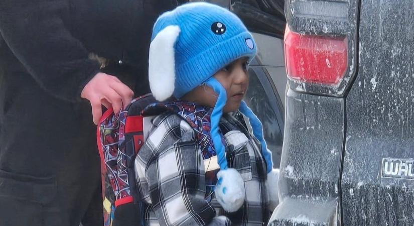 Szabadon kell engedni az ICE által őrizetbe vett ötéves fiút