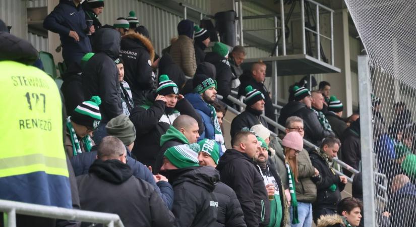 Telik a csarnok, forró a hangulat, hamarosan kezdődik a Paks–Fradi derbi