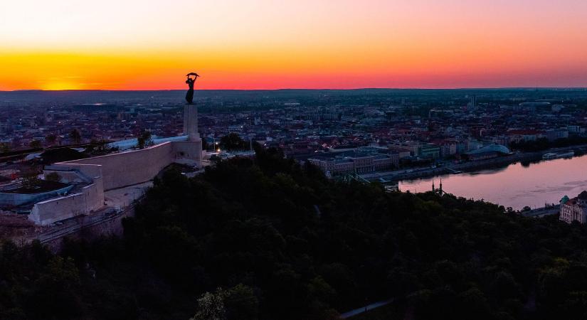 Eltűnt Budapest tetejéről a Szabadság-szobor egyik része, totális a csonkítás és letaglózó a látvány