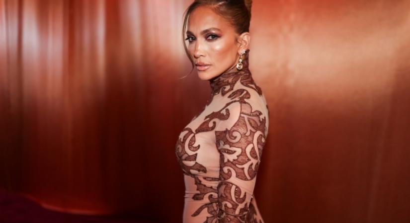 Jennifer Lopez divatba hozta: ez a "hálóing" ruha lesz idén a férfiak kedvence, elalélsz tőle, ha meglátod