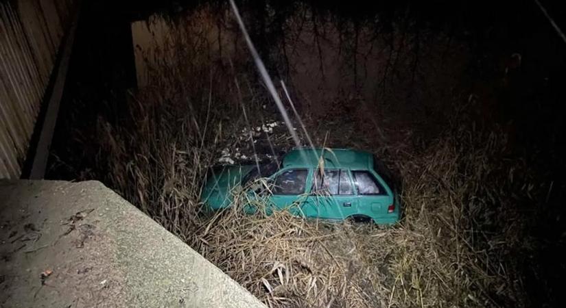 Vízbe zuhant hajnalban egy autó, a sofőrt azóta is keresik
