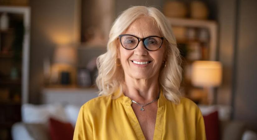 Elsöprő megjelenés 50 felett? Ezek a frizurák még a szemüvegeseknek is elképesztően állnak