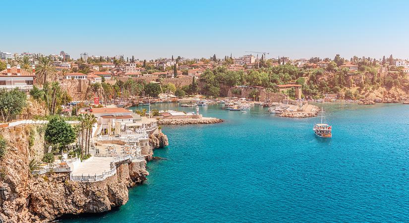 Szakadékba zuhant a busz: legalább nyolc halott egy törökországi turistabalesetben