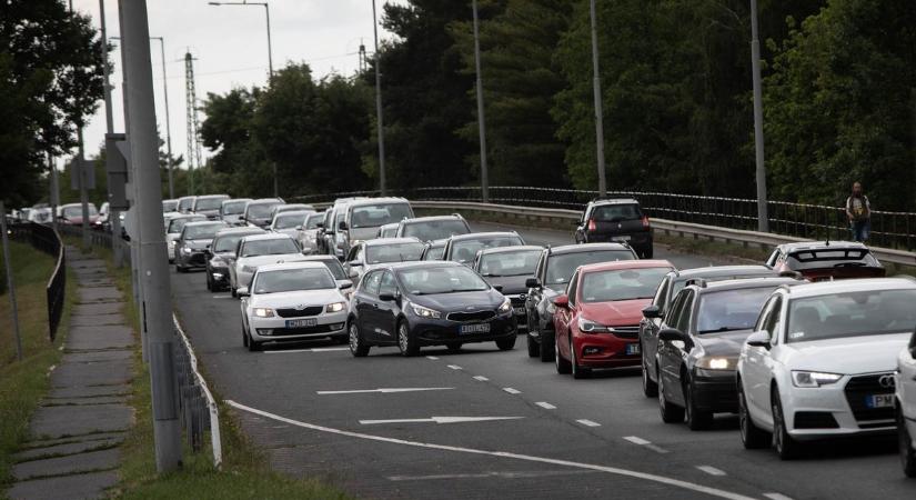 Rengeteg autóst fognak megbüntetni – köbe vésné az új KRESZ az udvariasságot