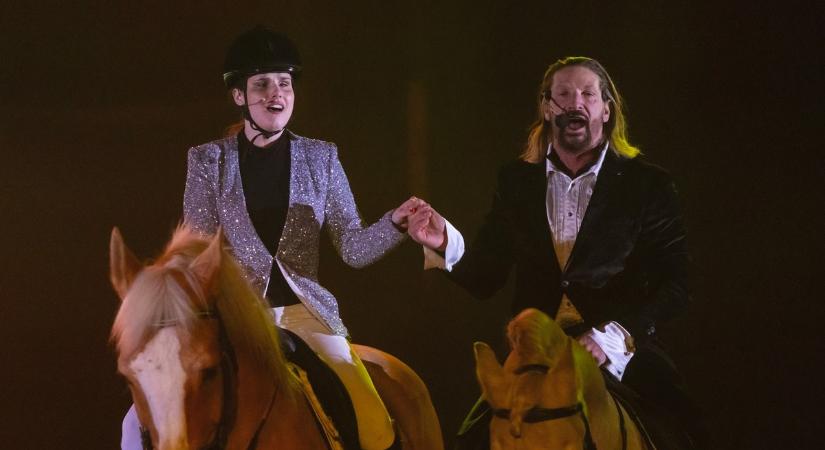 Pintér Tibor lóháton segít a tűzkár után Agárdi Szilvinek